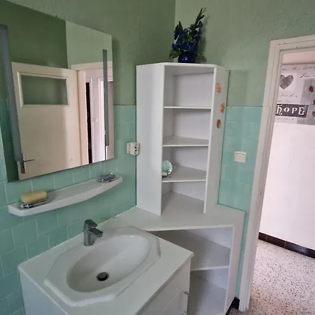 Maison Familiale A Saint-cyprien, Proche Et Commerces - Fr-1-732-75 *